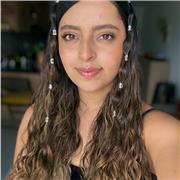 Profesora que enseña habilidades blancas y apoyo escolar